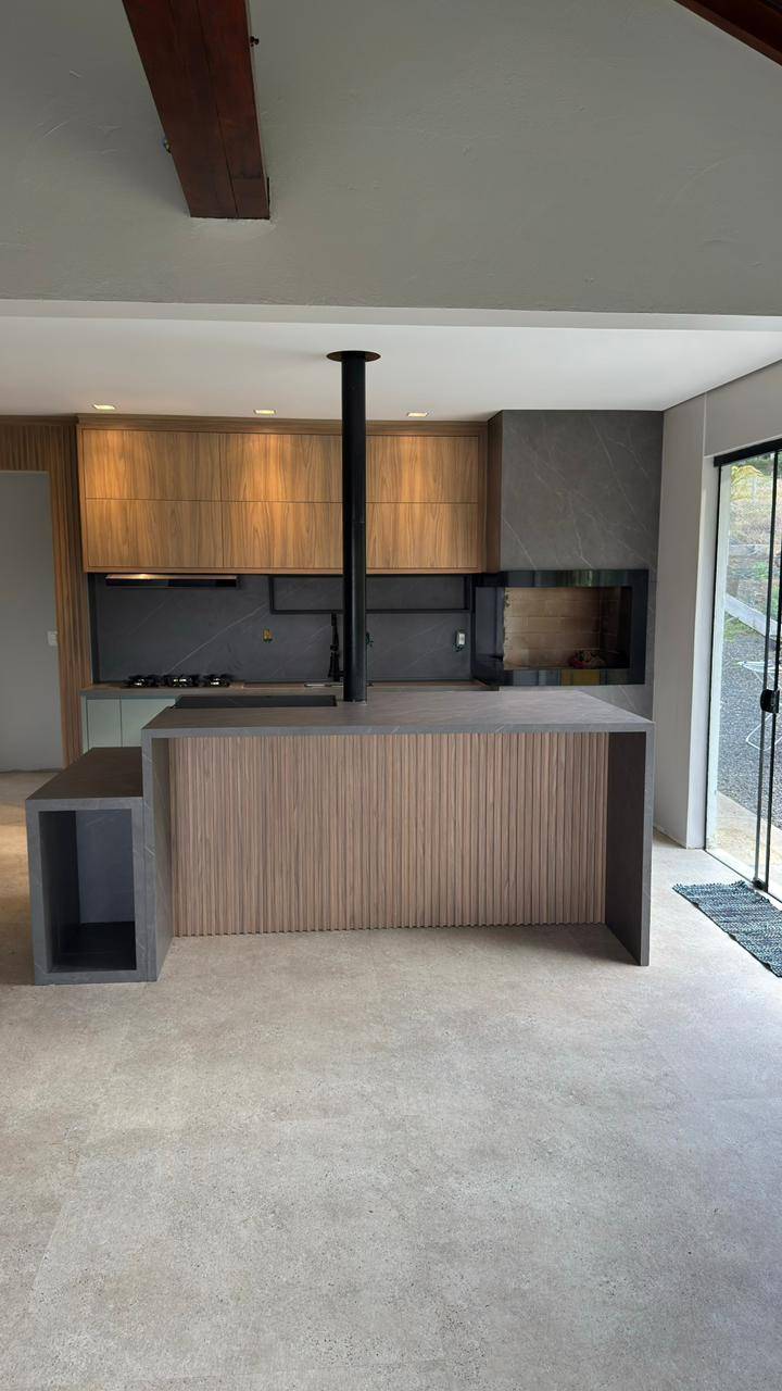 Área gourmet externa com bancada contínua.